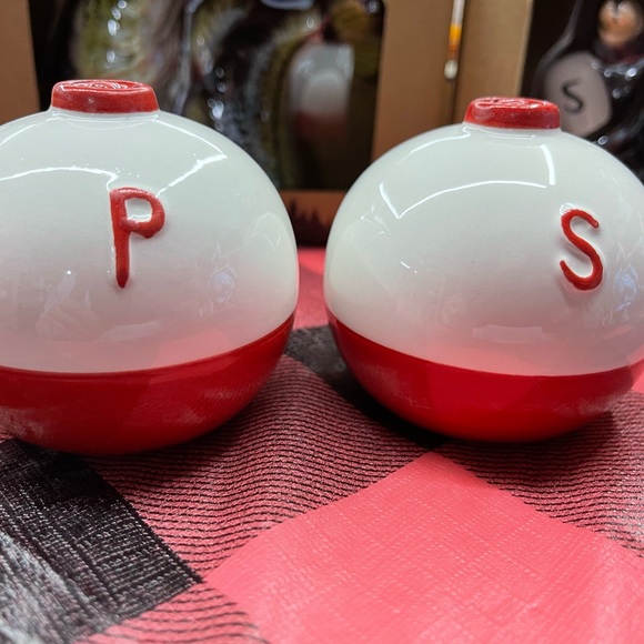 Salt and pepper shaker set - Picture 1 of 5